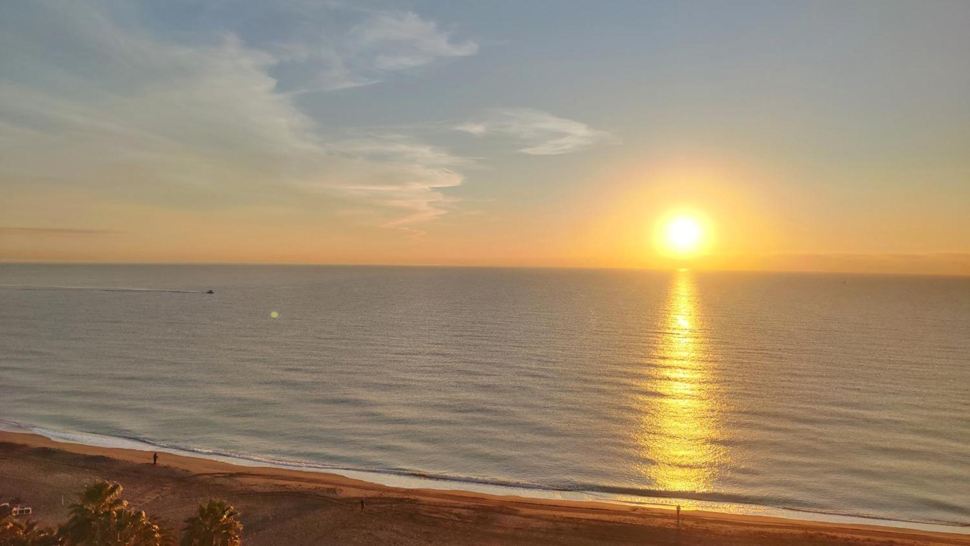 Beachfront -- New Luxury Apartment -- 1ª Linea Playa -- Fuengirola City Center -- Private Parking -- Panoramic Sea Views -- Exteriör bild