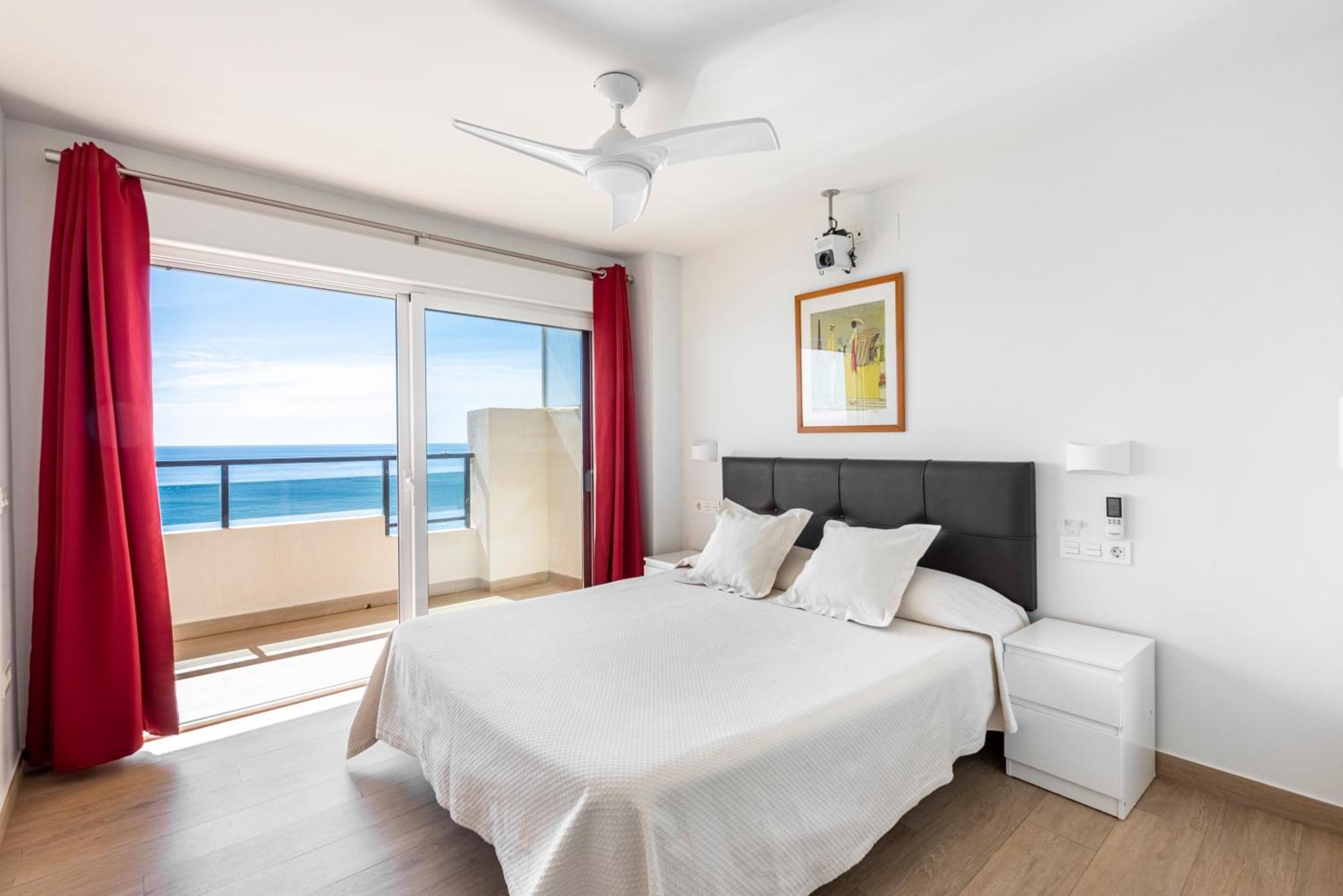 Beachfront -- New Luxury Apartment -- 1ª Linea Playa -- Fuengirola City Center -- Private Parking -- Panoramic Sea Views -- Exteriör bild