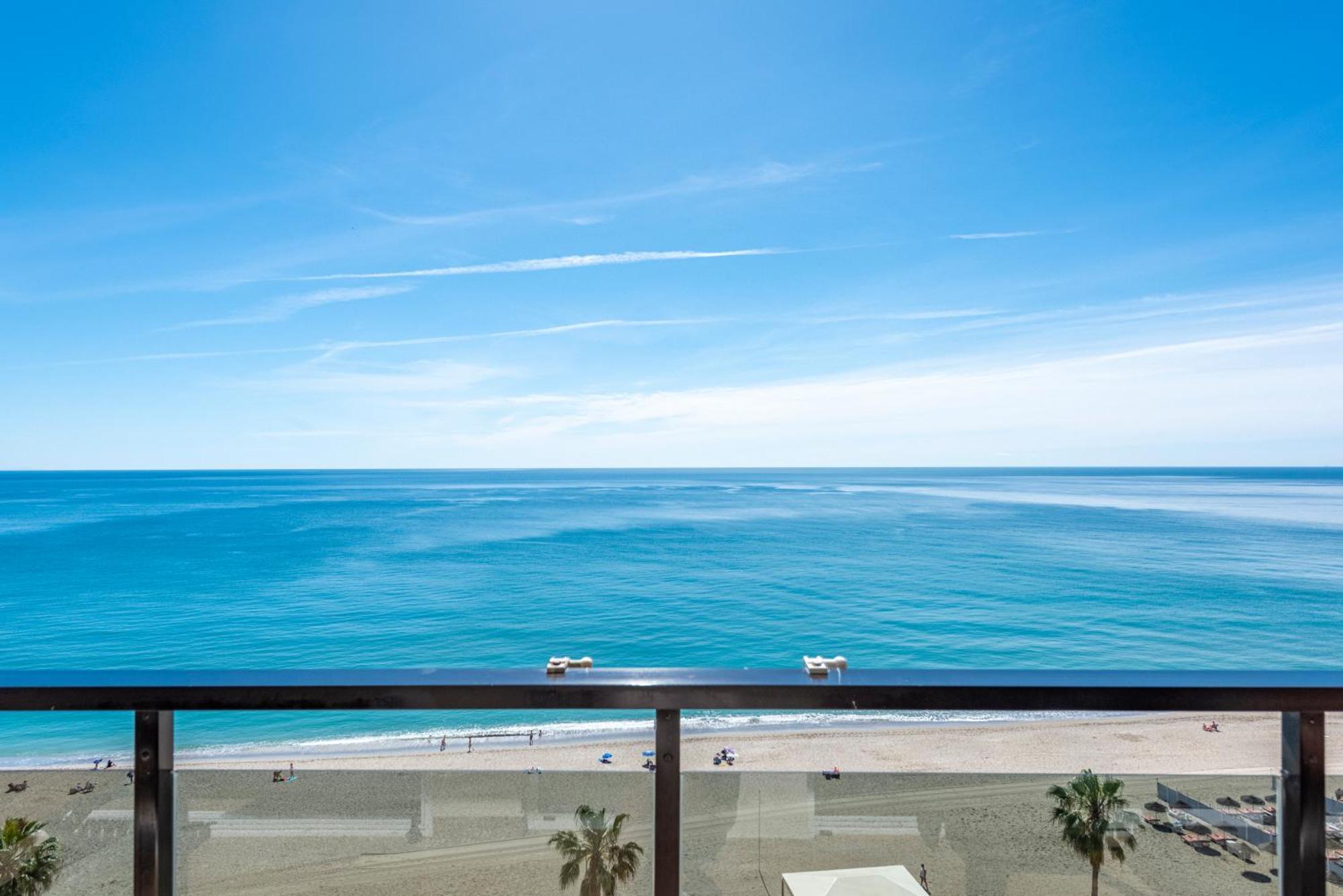 Beachfront -- New Luxury Apartment -- 1ª Linea Playa -- Fuengirola City Center -- Private Parking -- Panoramic Sea Views -- Exteriör bild